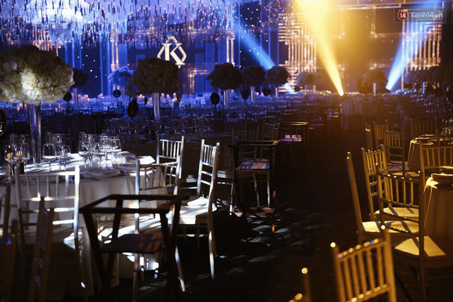 Cô dâu Lan Khuê tình tứ chăm sóc chú rể Tuấn John ở hậu trường tiệc cưới đẳng cấp 5 sao-21