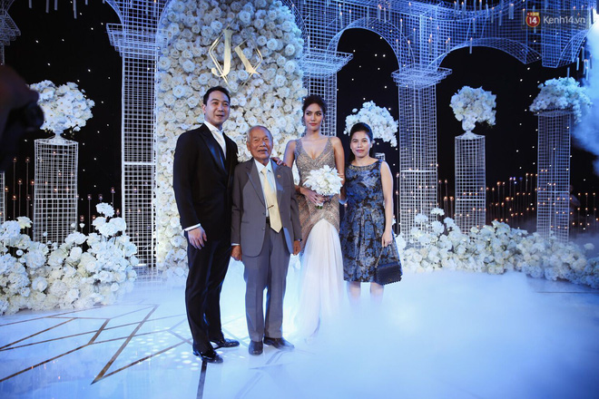 Cô dâu Lan Khuê tình tứ chăm sóc chú rể Tuấn John ở hậu trường tiệc cưới đẳng cấp 5 sao-17