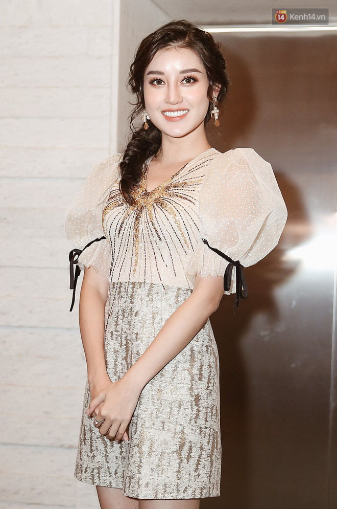 Cô dâu Lan Khuê tình tứ chăm sóc chú rể Tuấn John ở hậu trường tiệc cưới đẳng cấp 5 sao-14