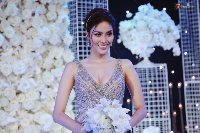 Cô dâu Lan Khuê tình tứ chăm sóc chú rể Tuấn John ở hậu trường tiệc cưới đẳng cấp 5 sao-18