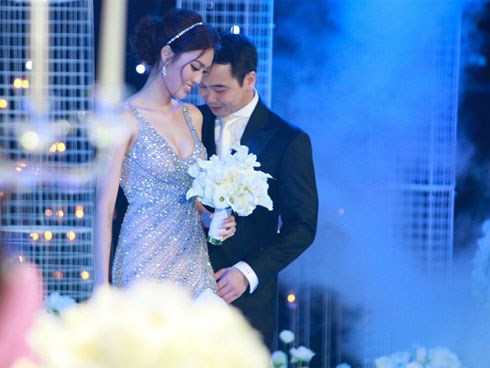 Cô dâu Lan Khuê tình tứ chăm sóc chú rể Tuấn John ở hậu trường tiệc cưới đẳng cấp 5 sao