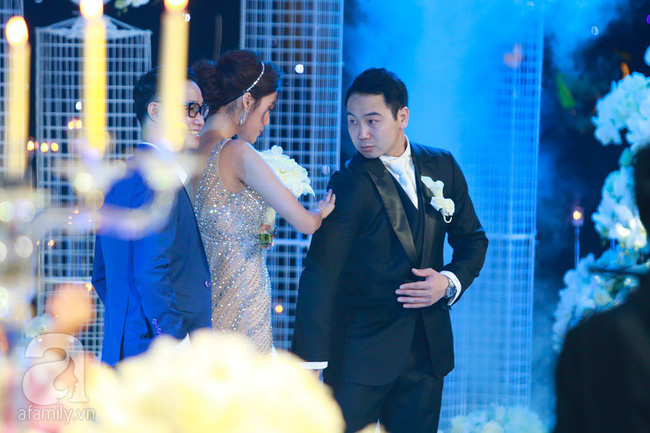 Cô dâu Lan Khuê tình tứ chăm sóc chú rể Tuấn John ở hậu trường tiệc cưới đẳng cấp 5 sao-2