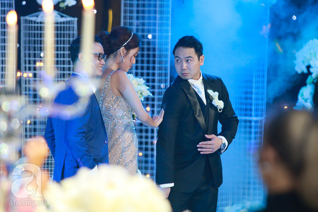 Cô dâu Lan Khuê tình tứ chăm sóc chú rể Tuấn John ở hậu trường tiệc cưới đẳng cấp 5 sao-3