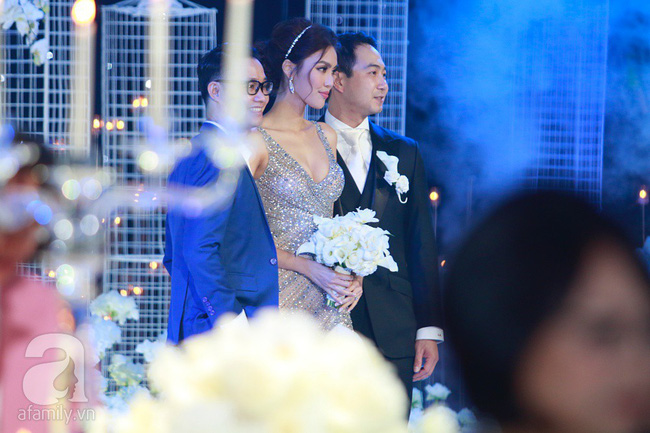Cô dâu Lan Khuê tình tứ chăm sóc chú rể Tuấn John ở hậu trường tiệc cưới đẳng cấp 5 sao-4