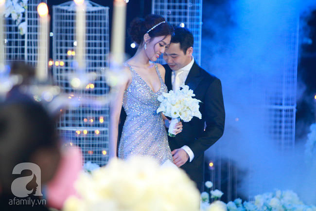 Cô dâu Lan Khuê tình tứ chăm sóc chú rể Tuấn John ở hậu trường tiệc cưới đẳng cấp 5 sao-7