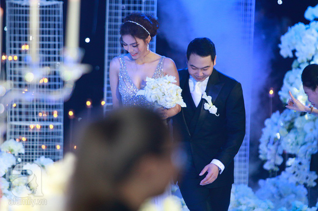 Cô dâu Lan Khuê tình tứ chăm sóc chú rể Tuấn John ở hậu trường tiệc cưới đẳng cấp 5 sao-9