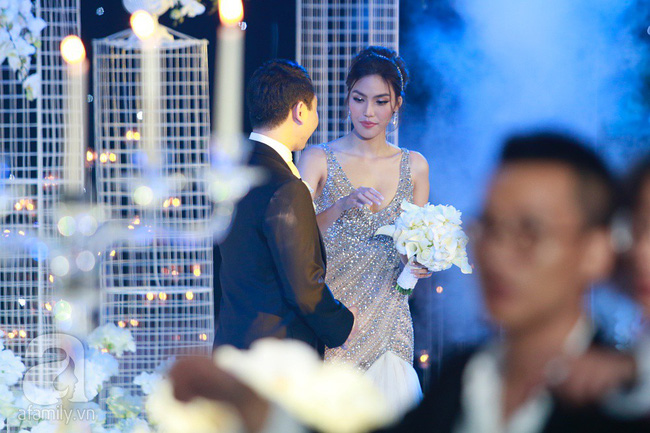 Cô dâu Lan Khuê tình tứ chăm sóc chú rể Tuấn John ở hậu trường tiệc cưới đẳng cấp 5 sao-10