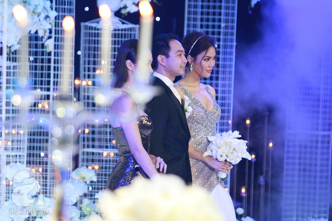 Cô dâu Lan Khuê tình tứ chăm sóc chú rể Tuấn John ở hậu trường tiệc cưới đẳng cấp 5 sao-11