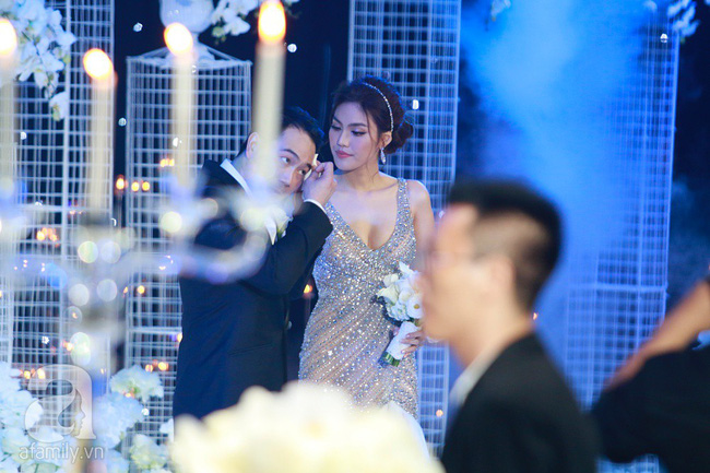 Cô dâu Lan Khuê tình tứ chăm sóc chú rể Tuấn John ở hậu trường tiệc cưới đẳng cấp 5 sao-13