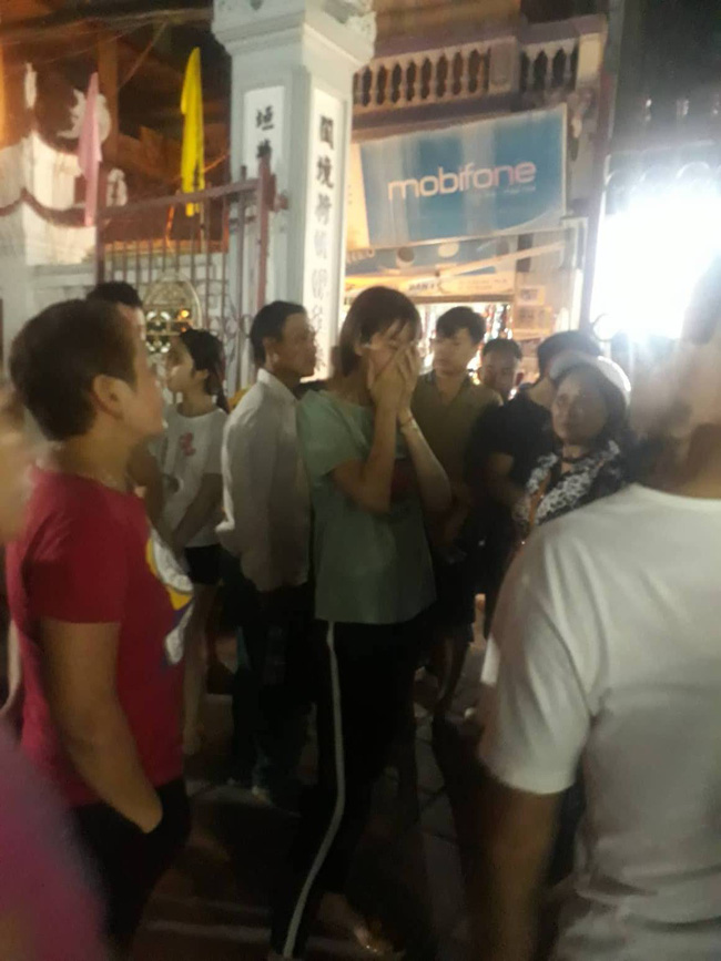 Hà Nội: Cô gái ôm mặt khóc nức nở khi biết tin bạn trai 18 tuổi treo cổ tự tử trong phòng trọ-1