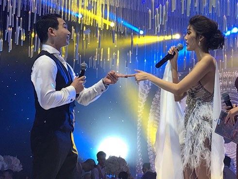 Clip: Lan Khuê diện váy siêu sexy, cùng chú rể John Tuấn Nguyễn khiêu vũ khuấy động hôn lễ