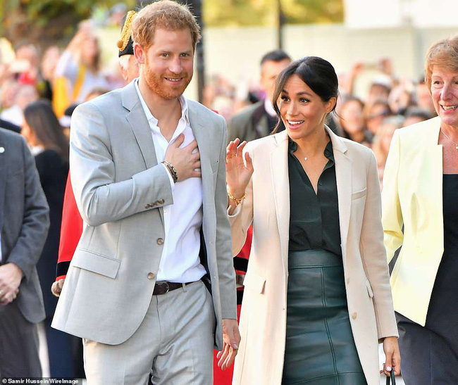 Meghan gây ấn tượng mạnh trong lần đầu đến vùng đất mà cô được phong tước vị hoàng gia bằng một loạt những hành động không giống ai của mình-3