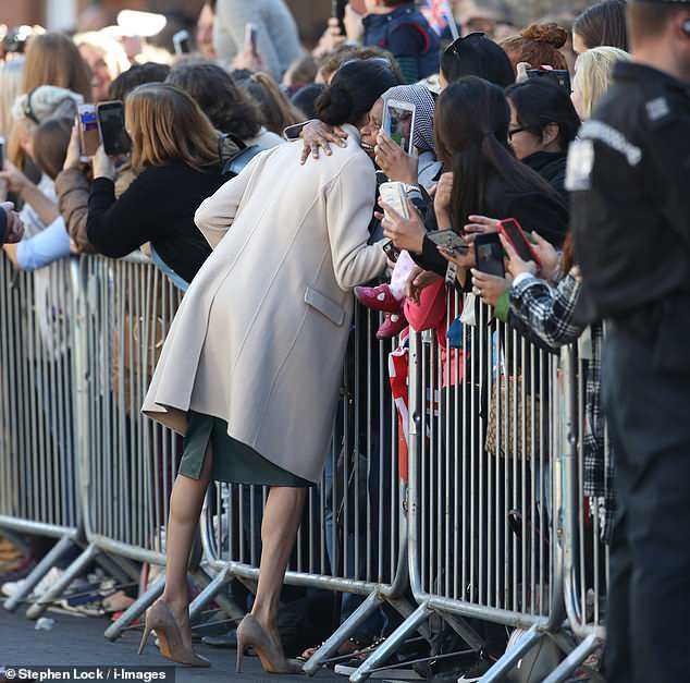 Meghan gây ấn tượng mạnh trong lần đầu đến vùng đất mà cô được phong tước vị hoàng gia bằng một loạt những hành động không giống ai của mình-4