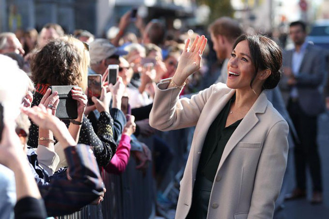 Meghan gây ấn tượng mạnh trong lần đầu đến vùng đất mà cô được phong tước vị hoàng gia bằng một loạt những hành động không giống ai của mình-10