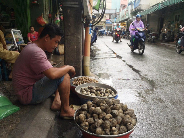 Sò huyết khổng lồ” bán ở vỉa hè, một con bằng 1 tô phở-1