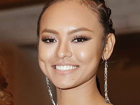 Năm 2019, cách kẻ lông mày sắc lẹm đã lỗi thời, thay vào đó là một xu hướng đầy bất ngờ-5