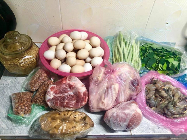 Con gái lấy chồng xa 300km vẫn được nhà ngoại tiếp tế, suốt 7 năm chỉ ăn gà nhà nuôi rau nhà trồng-2