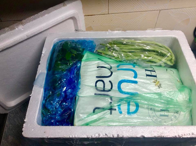 Con gái lấy chồng xa 300km vẫn được nhà ngoại tiếp tế, suốt 7 năm chỉ ăn gà nhà nuôi rau nhà trồng-3