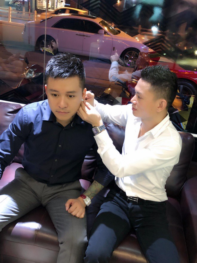 Mừng sinh nhật tuổi 40, Tuấn Hưng mạnh tay chi 7 tỷ đồng mua kim cương tự thưởng-1