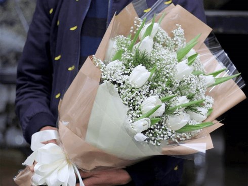 Bó hoa tulip nặc danh trên bàn làm việc vợ và âm mưu hiểm độc bất ngờ của “người xưa”