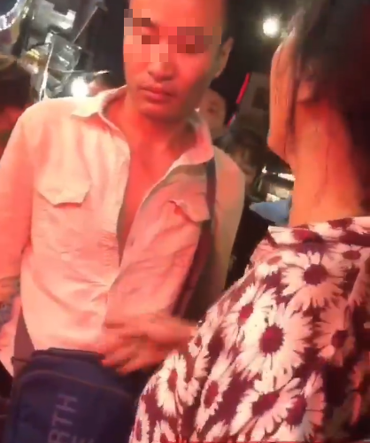 Bắt được chồng dẫn bồ vào nhà nghỉ, vợ thẳng tay tát bốp vào mặt chồng quát lớn: Chọn con nào? Chọn bồ hay chọn vợ?-1