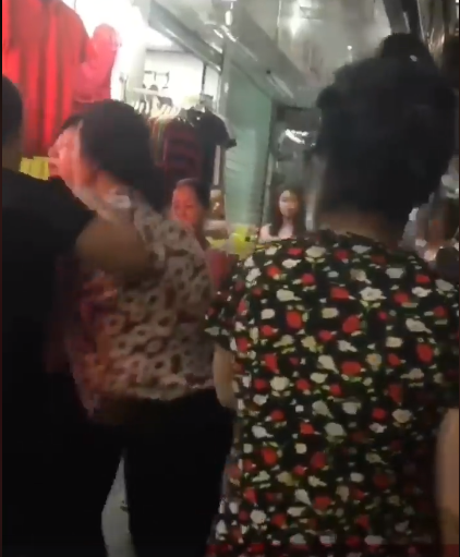 Bắt được chồng dẫn bồ vào nhà nghỉ, vợ thẳng tay tát bốp vào mặt chồng quát lớn: Chọn con nào? Chọn bồ hay chọn vợ?-3