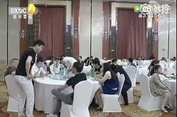 Cưới vợ giàu, chú rể thuê 200 khách lạ tới đám cưới để ra oai và cái kết khó ngờ-4