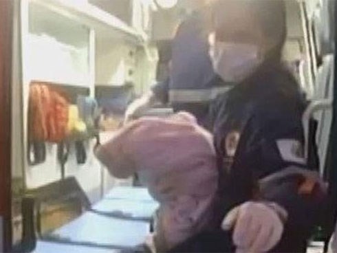 Sợ mất việc, mẹ sinh con rồi gói gọn gàng mang đi bỏ thùng rác