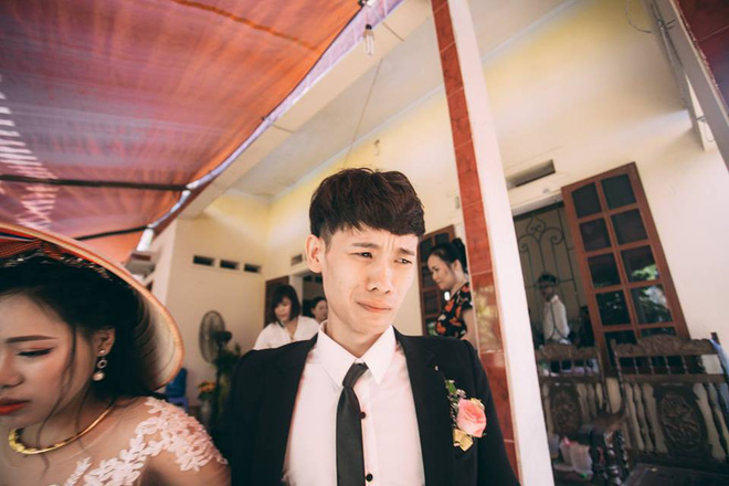 Chú rể mếu máo, ngáp ngủ trong đám cưới và lí do đằng sau khiến ai cũng cảm động-1