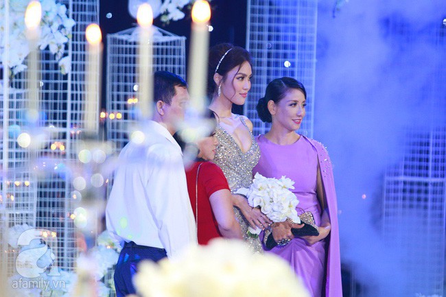 Khác với vẻ sang trọng trong hôn lễ của con gái, người mẹ giảng viên của Siêu mẫu Lan Khuê bình thường lại giản dị như thế này-2