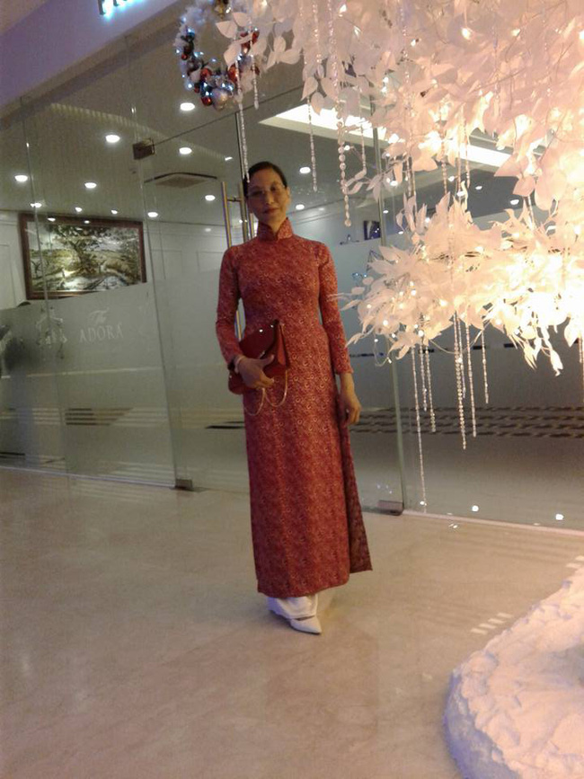 Khác với vẻ sang trọng trong hôn lễ của con gái, người mẹ giảng viên của Siêu mẫu Lan Khuê bình thường lại giản dị như thế này-5