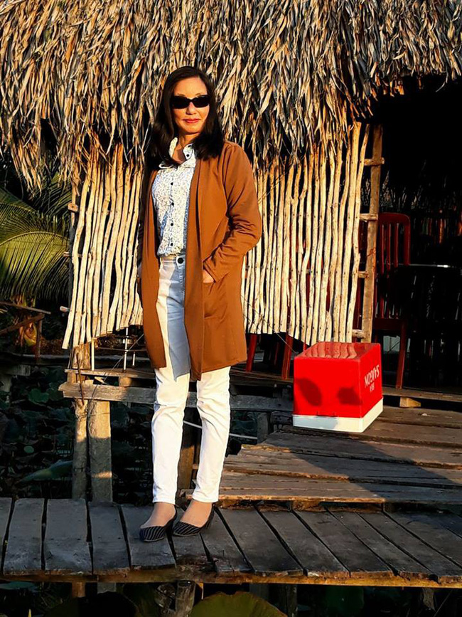 Khác với vẻ sang trọng trong hôn lễ của con gái, người mẹ giảng viên của Siêu mẫu Lan Khuê bình thường lại giản dị như thế này-7