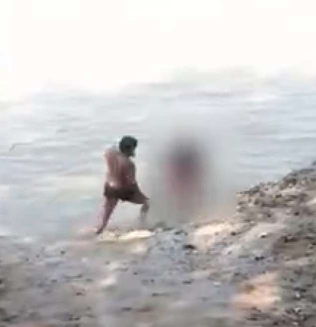 Hai gã đàn ông cưỡng bức một phụ nữ ngay bờ sông Hằng còn quay phim khoe lên mạng khiến dư luận hết sức phẫn nộ-1
