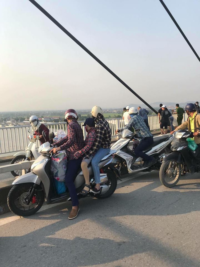 Cô gái bất lực nhìn bạn trai nhảy xuống sông Cấm tự tử-2
