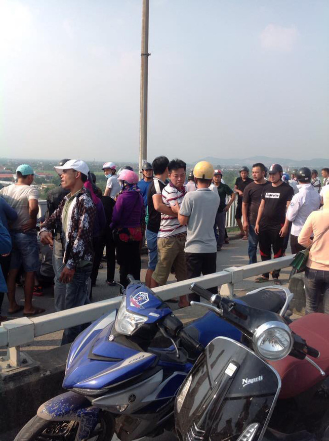 Cô gái bất lực nhìn bạn trai nhảy xuống sông Cấm tự tử-4