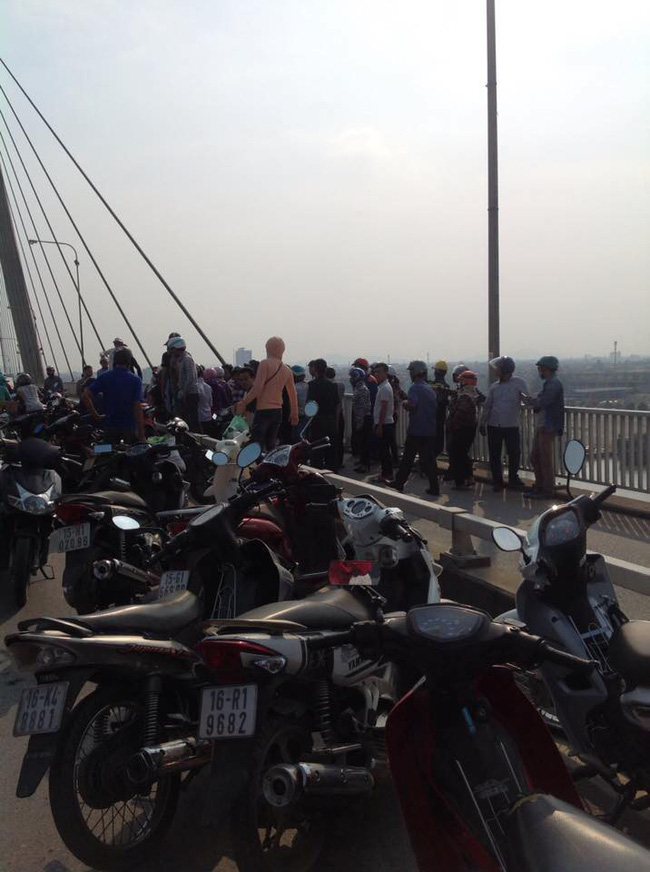 Cô gái bất lực nhìn bạn trai nhảy xuống sông Cấm tự tử-5