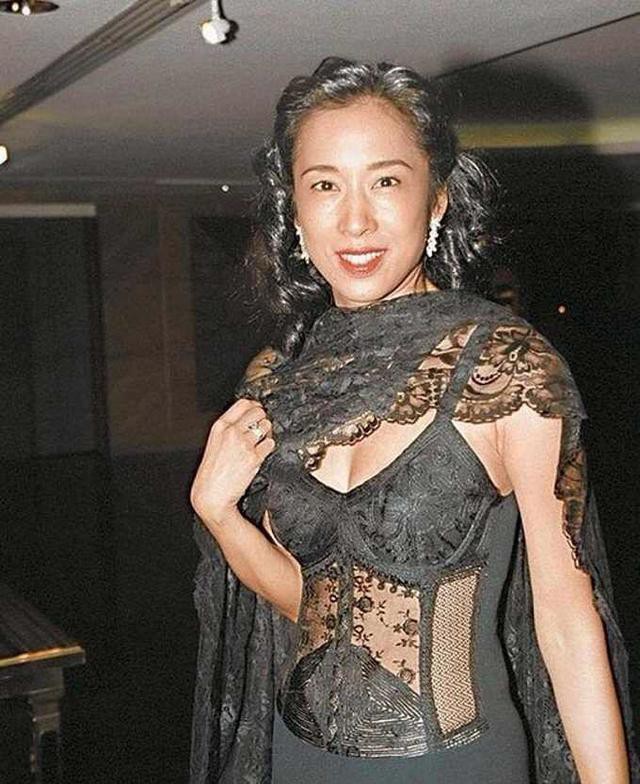 Hoa hậu đẹp nhất nhì Hong Kong: 50 tuổi vẫn được đại gia say mê, tặng một nửa gia sản-11