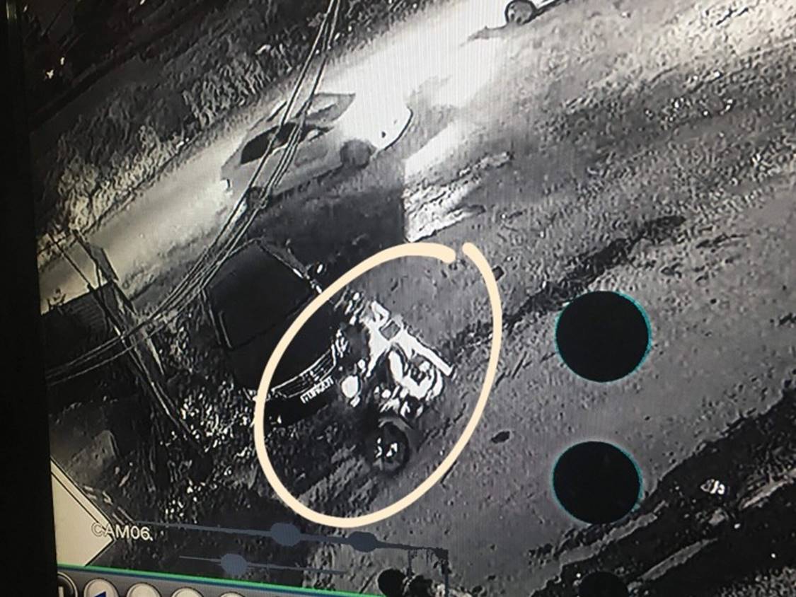 Xuất hiện thêm clip quý bà sang chảnh đi xe máy lén cào xước xe Camry-1