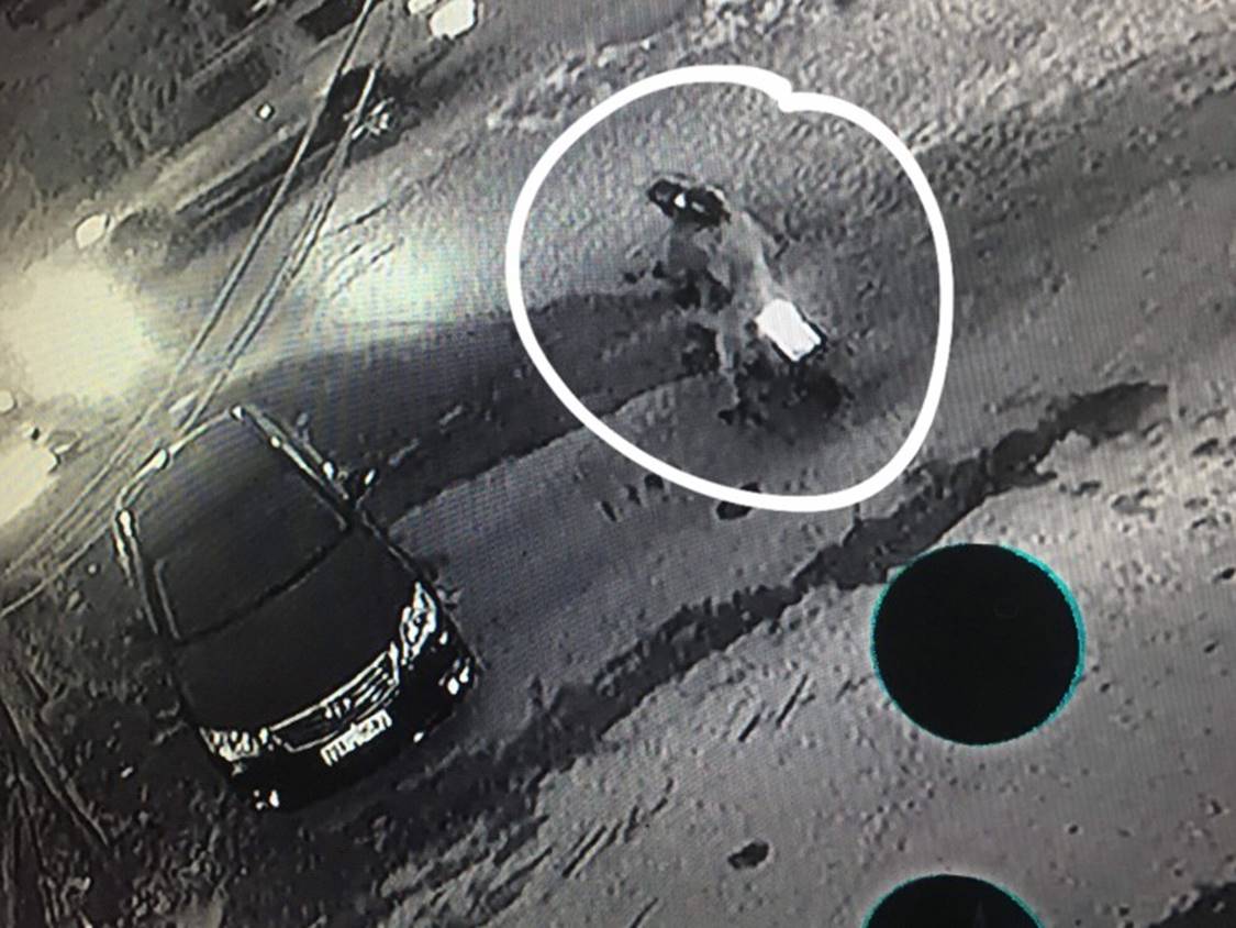 Xuất hiện thêm clip quý bà sang chảnh đi xe máy lén cào xước xe Camry-2