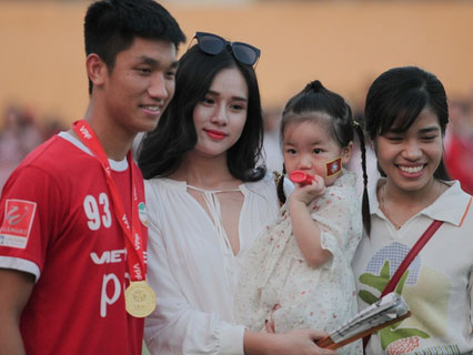 Bạn gái Trọng Đại nũng nịu cực đáng yêu sau trận đấu trên sân Hàng Đẫy-6