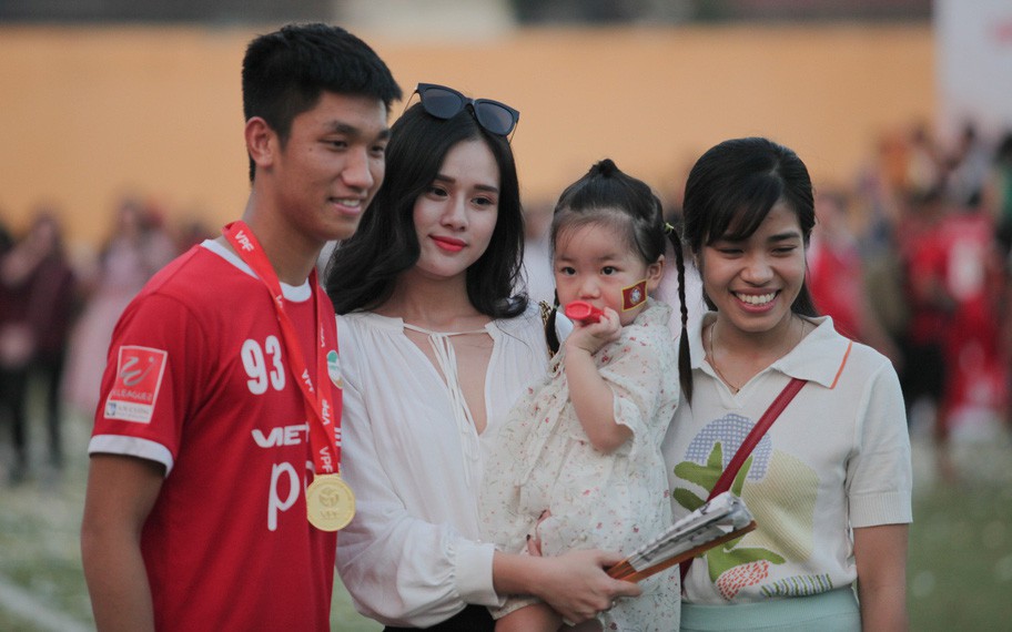 Top 5 Hoa hậu Đại dương 2017 sánh bước cùng Trọng Đại ngày Viettel giành vé lên chơi V.League 2019-2