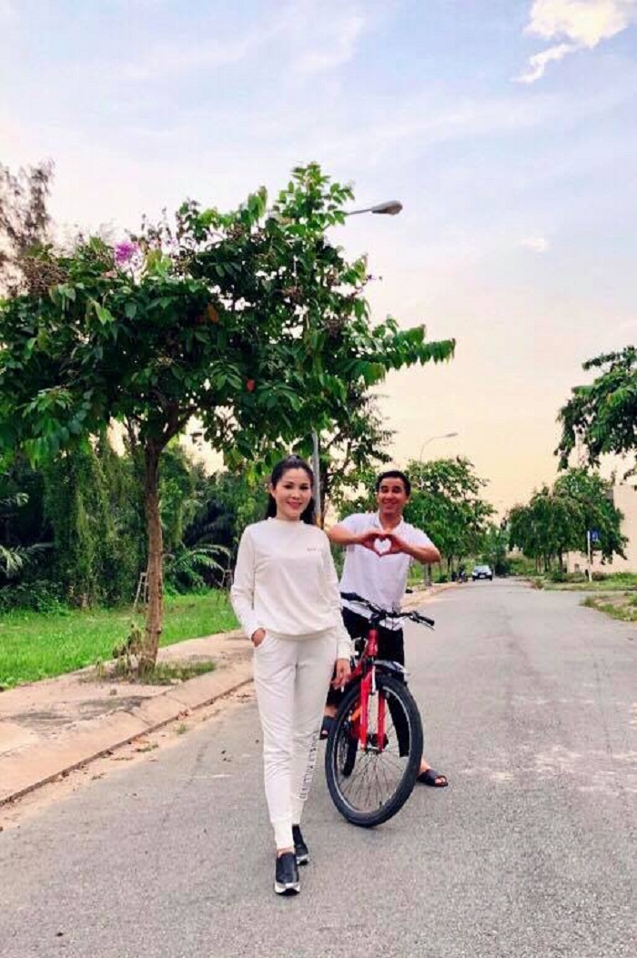 13 năm sau ngày cưới, cuộc sống của Quyền Linh và vợ doanh nhân thế nào?-1