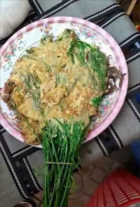 Về ra mắt nhà người yêu, cô gái khiến cả nhà choáng với món trứng rán nhồi rau nguyên cọng, nhìn qua cứ tưởng vợt bóng bàn-3