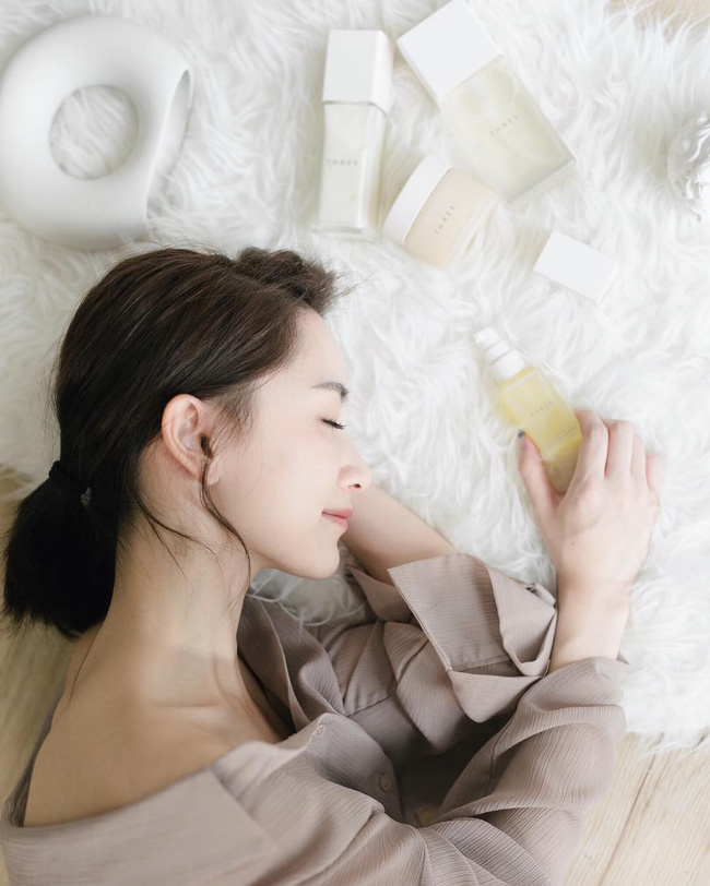 Chuyên gia da liễu chia sẻ 7 tips chăm sóc da mùa hanh khô, trong đó có một điều bạn sẽ không ngờ tới-1