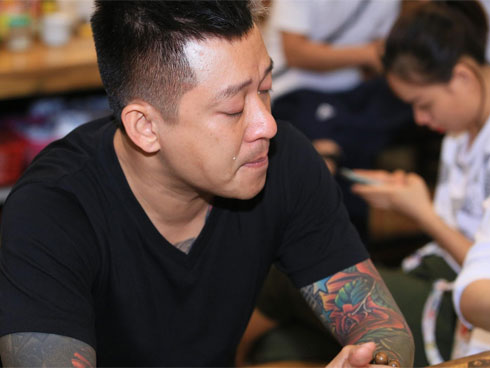 Bỏ qua những ồn ào bị hủy show, hình ảnh vợ Tuấn Hưng luôn bên cạnh và hành động như thế này mới là điều mọi người thấy ấm lòng-3