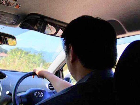 Năm xưa hứa cùng nàng ngồi trên chiếc xe hoa lộng lẫy nhất, nay anh chàng đã thực hiện được nhưng đoạn kết lại gây cười đau ruột