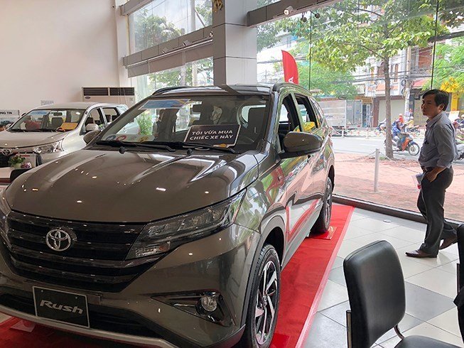 Bia kèm lạc: Chiêu cắt cổ khách của đại lý ô tô-1