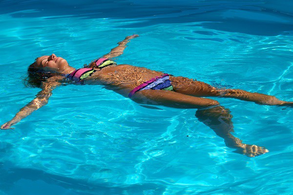19 người nguy kịch do tiếp xúc với clo tại một hồ bơi ở California, chuyên gia khuyến cáo giải pháp an toàn khi đi bơi-3