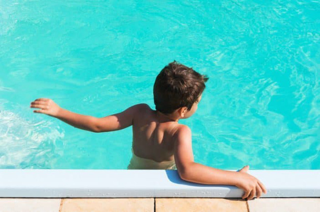 19 người nguy kịch do tiếp xúc với clo tại một hồ bơi ở California, chuyên gia khuyến cáo giải pháp an toàn khi đi bơi-4