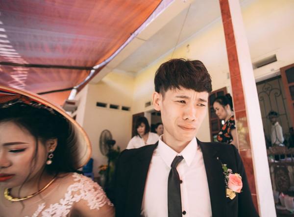 Chú rể trẻ Lạng Sơn khóc như một dòng sông dắt tay cô dâu trong ngày cưới-1
